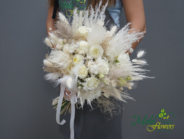 Букет невесты из белой розы, эустомы, георгина и лагуруса Фото
